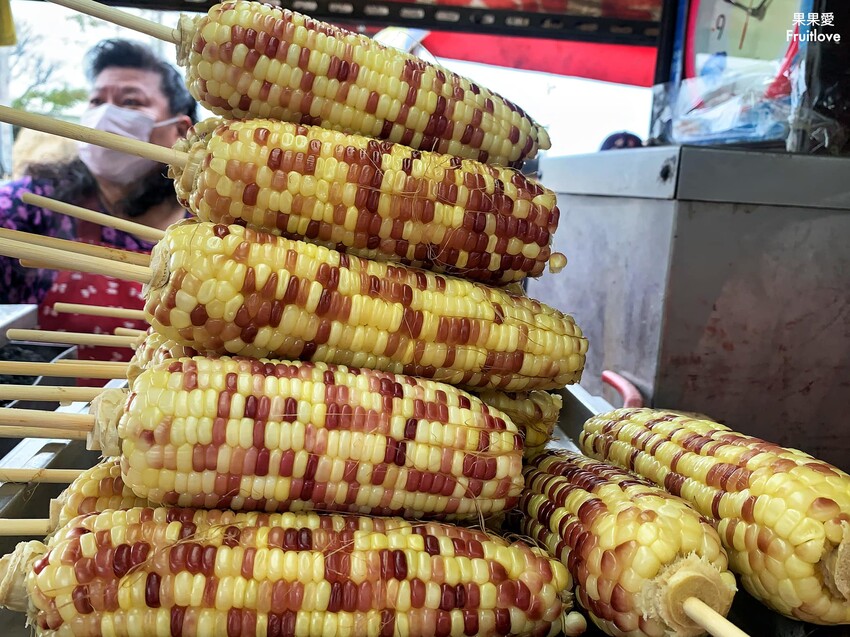 石頭碳烤玉米⟩鹿港老街排隊美食,古早味碳烤玉米 @果果愛Fruitlove