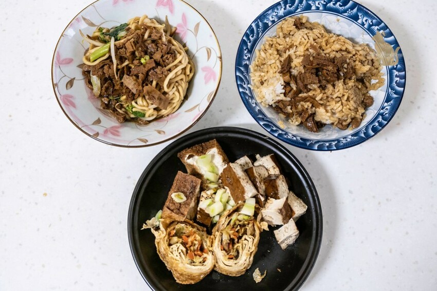 台中素食 -第二市場裡的老字號素食麵攤-美景素食麵 推菜捲必點