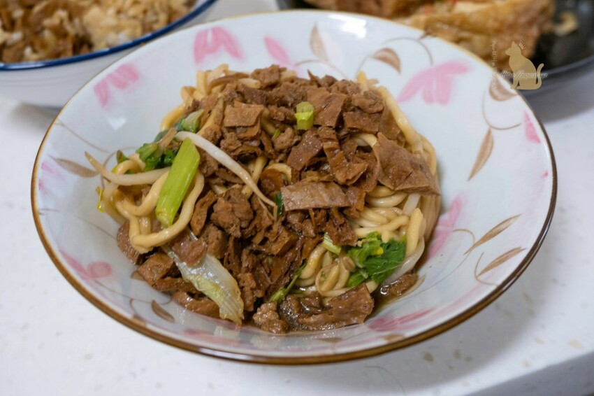 台中素食 -第二市場裡的老字號素食麵攤-美景素食麵 推菜捲必點