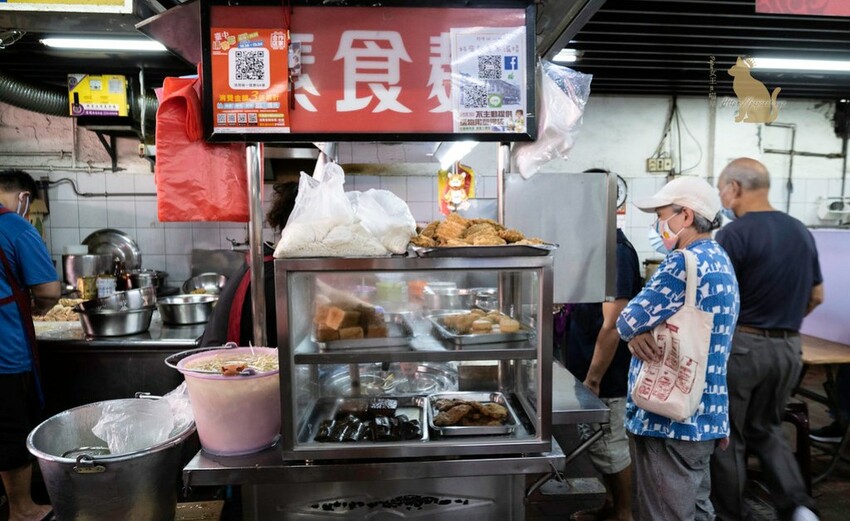 台中素食 -第二市場裡的老字號素食麵攤-美景素食麵 推菜捲必點