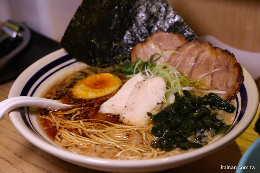 深入淺出萃取出濃厚中的爽口!以法式手法將豚骨湯頭提煉出澄清高湯的醬油清湯拉麵太銷魂,想吃可得碰運氣!台南濃郁系豚骨拉麵「大宮町ラーメン」大宮町拉麵 @台南好Food遊