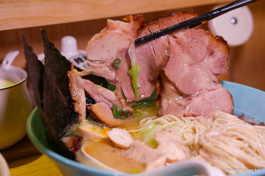 深入淺出萃取出濃厚中的爽口!以法式手法將豚骨湯頭提煉出澄清高湯的醬油清湯拉麵太銷魂,想吃可得碰運氣!台南濃郁系豚骨拉麵「大宮町ラーメン」大宮町拉麵 @台南好Food遊