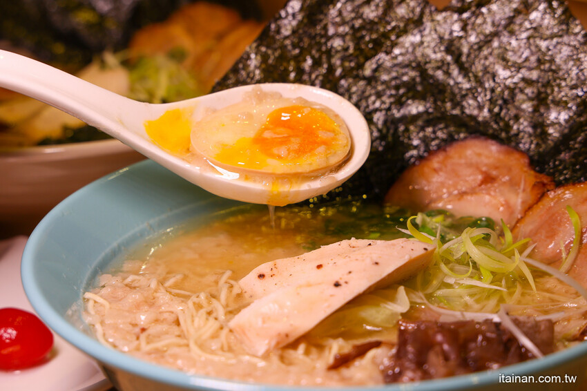 深入淺出萃取出濃厚中的爽口!以法式手法將豚骨湯頭提煉出澄清高湯的醬油清湯拉麵太銷魂,想吃可得碰運氣!台南濃郁系豚骨拉麵「大宮町ラーメン」大宮町拉麵 @台南好Food遊