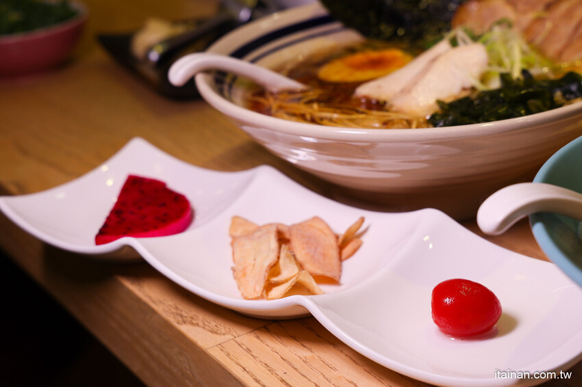 深入淺出萃取出濃厚中的爽口!以法式手法將豚骨湯頭提煉出澄清高湯的醬油清湯拉麵太銷魂,想吃可得碰運氣!台南濃郁系豚骨拉麵「大宮町ラーメン」大宮町拉麵 @台南好Food遊