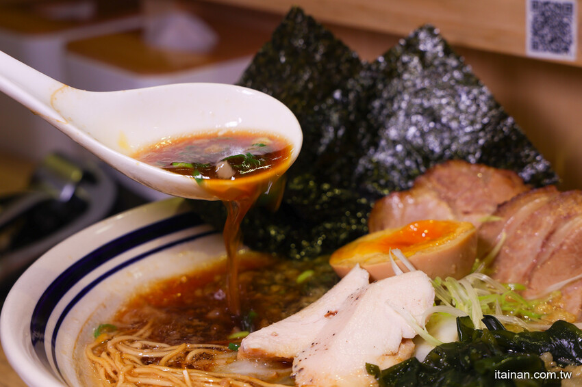 深入淺出萃取出濃厚中的爽口!以法式手法將豚骨湯頭提煉出澄清高湯的醬油清湯拉麵太銷魂,想吃可得碰運氣!台南濃郁系豚骨拉麵「大宮町ラーメン」大宮町拉麵 @台南好Food遊