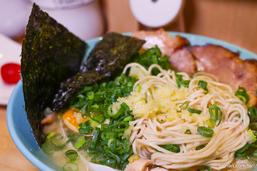 深入淺出萃取出濃厚中的爽口!以法式手法將豚骨湯頭提煉出澄清高湯的醬油清湯拉麵太銷魂,想吃可得碰運氣!台南濃郁系豚骨拉麵「大宮町ラーメン」大宮町拉麵 @台南好Food遊