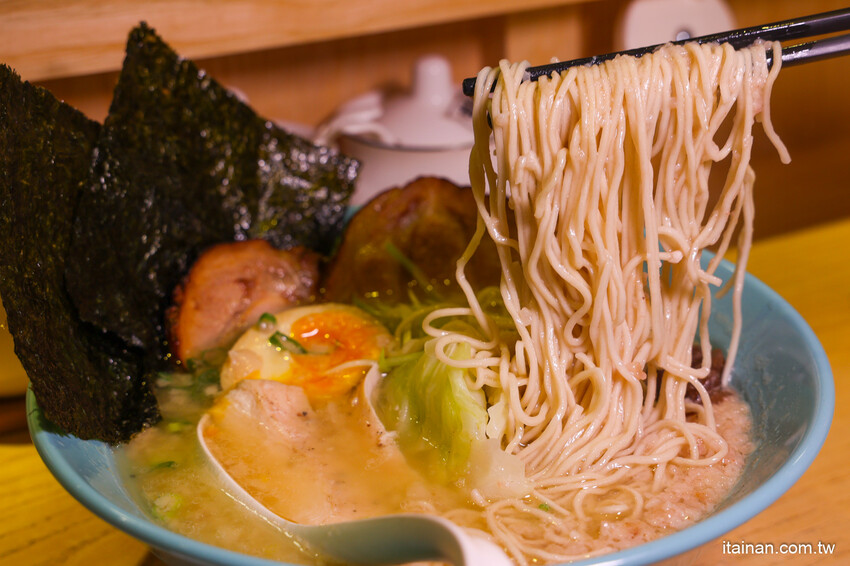 深入淺出萃取出濃厚中的爽口!以法式手法將豚骨湯頭提煉出澄清高湯的醬油清湯拉麵太銷魂,想吃可得碰運氣!台南濃郁系豚骨拉麵「大宮町ラーメン」大宮町拉麵 @台南好Food遊