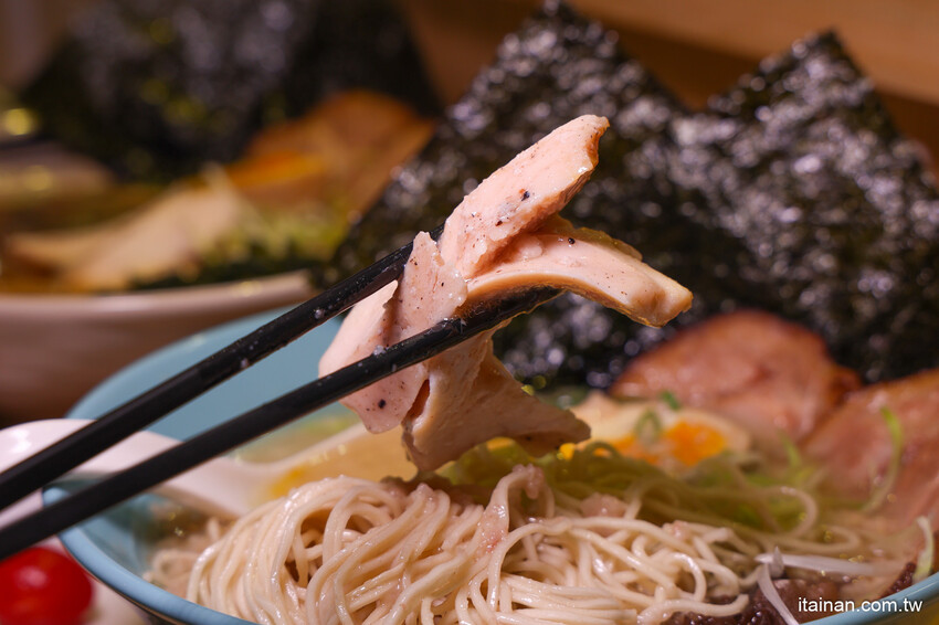 深入淺出萃取出濃厚中的爽口!以法式手法將豚骨湯頭提煉出澄清高湯的醬油清湯拉麵太銷魂,想吃可得碰運氣!台南濃郁系豚骨拉麵「大宮町ラーメン」大宮町拉麵 @台南好Food遊