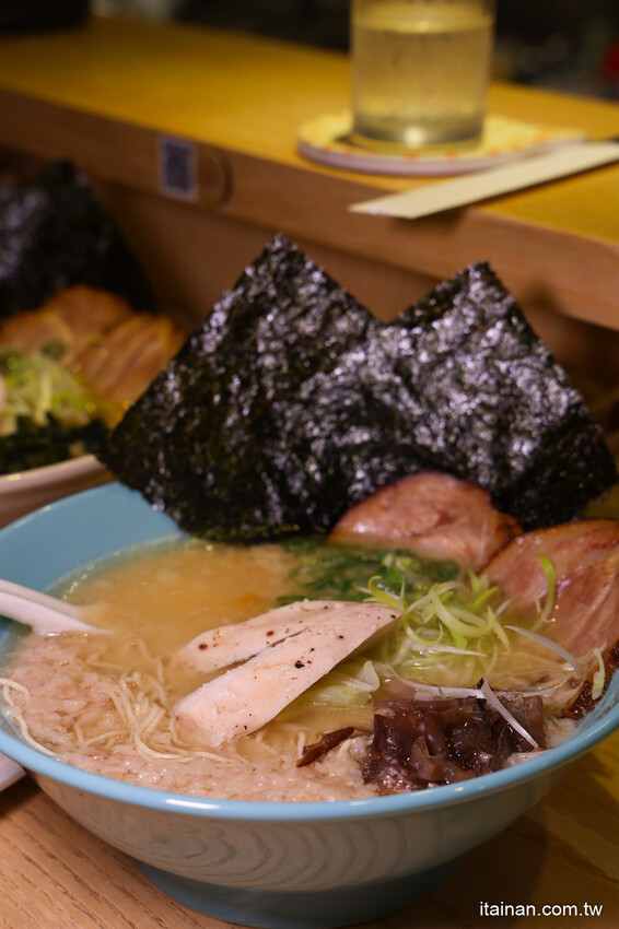 深入淺出萃取出濃厚中的爽口!以法式手法將豚骨湯頭提煉出澄清高湯的醬油清湯拉麵太銷魂,想吃可得碰運氣!台南濃郁系豚骨拉麵「大宮町ラーメン」大宮町拉麵 @台南好Food遊