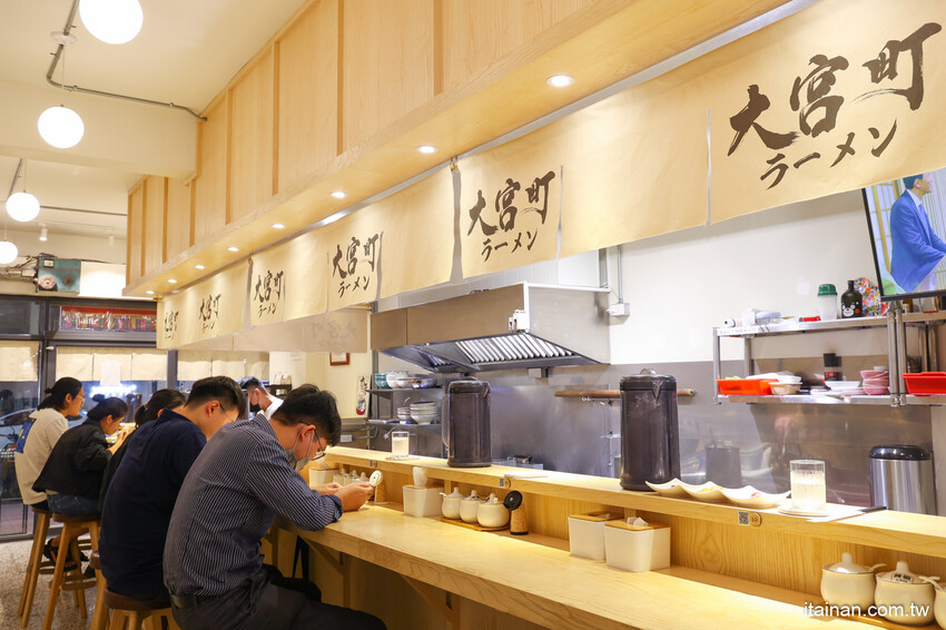 深入淺出萃取出濃厚中的爽口!以法式手法將豚骨湯頭提煉出澄清高湯的醬油清湯拉麵太銷魂,想吃可得碰運氣!台南濃郁系豚骨拉麵「大宮町ラーメン」大宮町拉麵 @台南好Food遊