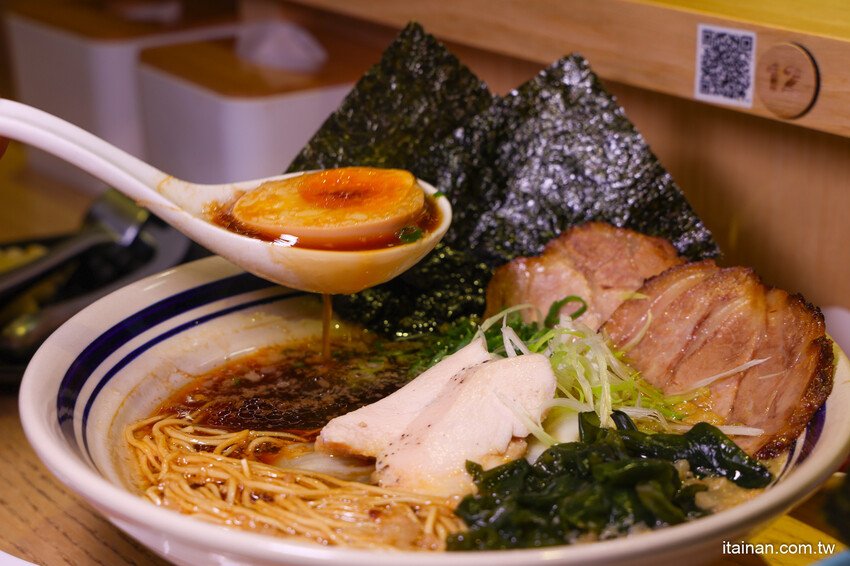 深入淺出萃取出濃厚中的爽口!以法式手法將豚骨湯頭提煉出澄清高湯的醬油清湯拉麵太銷魂,想吃可得碰運氣!台南濃郁系豚骨拉麵「大宮町ラーメン」大宮町拉麵 @台南好Food遊