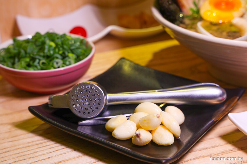 深入淺出萃取出濃厚中的爽口!以法式手法將豚骨湯頭提煉出澄清高湯的醬油清湯拉麵太銷魂,想吃可得碰運氣!台南濃郁系豚骨拉麵「大宮町ラーメン」大宮町拉麵 @台南好Food遊