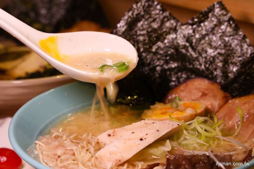 深入淺出萃取出濃厚中的爽口!以法式手法將豚骨湯頭提煉出澄清高湯的醬油清湯拉麵太銷魂,想吃可得碰運氣!台南濃郁系豚骨拉麵「大宮町ラーメン」大宮町拉麵 @台南好Food遊