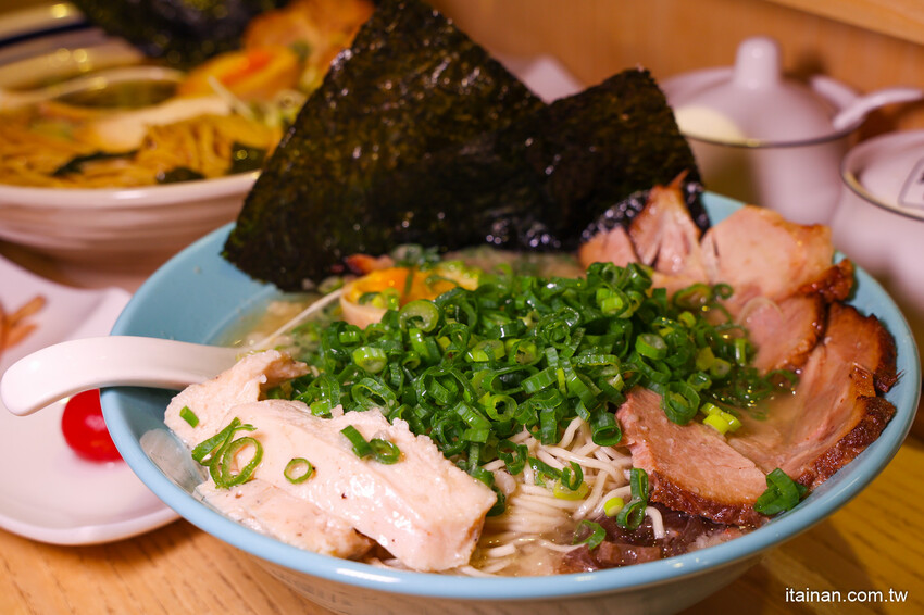深入淺出萃取出濃厚中的爽口!以法式手法將豚骨湯頭提煉出澄清高湯的醬油清湯拉麵太銷魂,想吃可得碰運氣!台南濃郁系豚骨拉麵「大宮町ラーメン」大宮町拉麵 @台南好Food遊