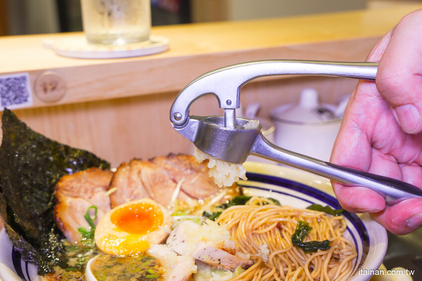 深入淺出萃取出濃厚中的爽口!以法式手法將豚骨湯頭提煉出澄清高湯的醬油清湯拉麵太銷魂,想吃可得碰運氣!台南濃郁系豚骨拉麵「大宮町ラーメン」大宮町拉麵 @台南好Food遊