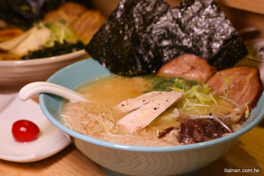 深入淺出萃取出濃厚中的爽口!以法式手法將豚骨湯頭提煉出澄清高湯的醬油清湯拉麵太銷魂,想吃可得碰運氣!台南濃郁系豚骨拉麵「大宮町ラーメン」大宮町拉麵 @台南好Food遊