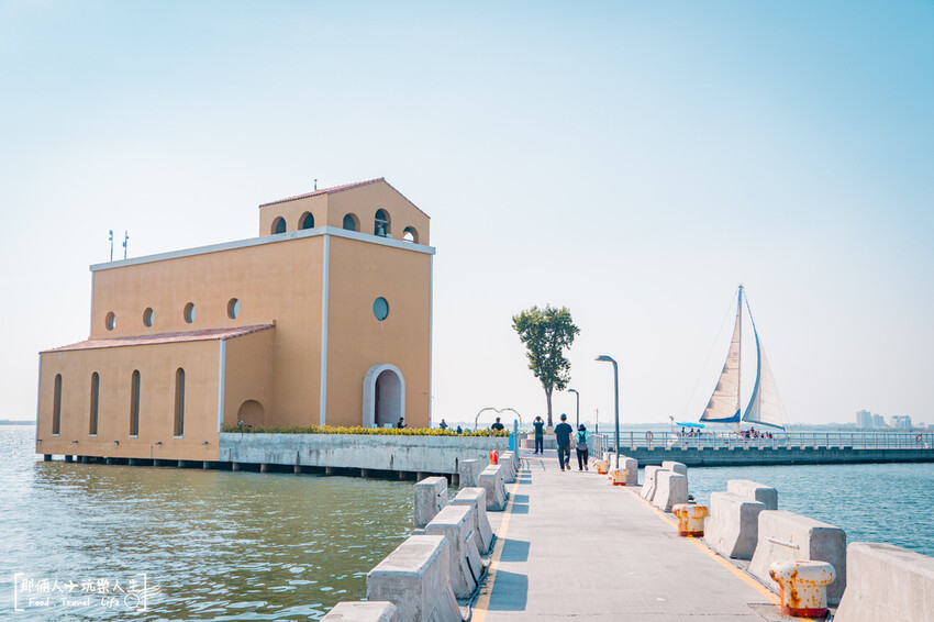 屏東大鵬灣海上教堂咖啡!純白浪漫海景咖啡廳,網美必拍打卡熱點