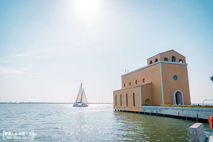 屏東大鵬灣海上教堂咖啡!純白浪漫海景咖啡廳,網美必拍打卡熱點