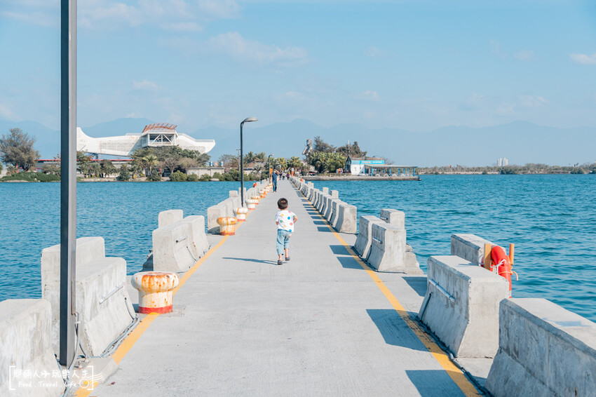 屏東大鵬灣海上教堂咖啡!純白浪漫海景咖啡廳,網美必拍打卡熱點