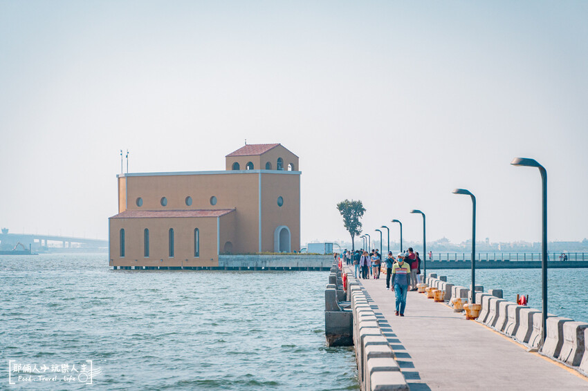 屏東大鵬灣海上教堂咖啡!純白浪漫海景咖啡廳,網美必拍打卡熱點
