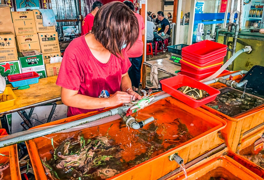 萬里蟹推薦阿嬌萬里蟹排隊老店必吃美食，在地人氣海鮮。