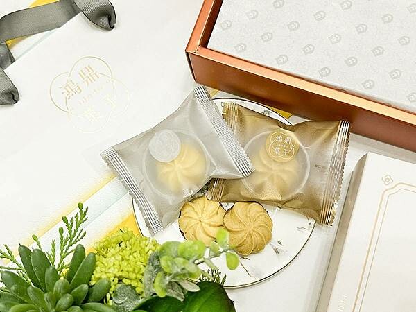 全台最好吃曲奇餅乾 #噠啵曲奇，Double 驚喜！雙重風味 一口淪陷。  餅乾類的品項我特別喜歡曲奇餅，因為鬆軟的咬感，加上入口即化口感，酥酥軟軟的吃起來很幸福。  最近吃到鴻鼎菓子的噠啵曲奇，覺得很驚艷，這可以說是我吃過全台最好吃曲奇餅，上層有原味曲奇及海鹽咖啡曲奇兩種，再搭配巧克力曲奇與歐洲嚴選72%黑巧包心，Double多層次吃起來更美味。  因為是你，鴻鼎菓子， 精美禮盒包裝自己吃很有儀式感， 送人也超有誠意。