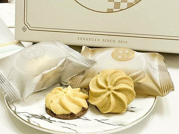 全台最好吃曲奇餅乾 #噠啵曲奇，Double 驚喜！雙重風味 一口淪陷。  餅乾類的品項我特別喜歡曲奇餅，因為鬆軟的咬感，加上入口即化口感，酥酥軟軟的吃起來很幸福。  最近吃到鴻鼎菓子的噠啵曲奇，覺得很驚艷，這可以說是我吃過全台最好吃曲奇餅，上層有原味曲奇及海鹽咖啡曲奇兩種，再搭配巧克力曲奇與歐洲嚴選72%黑巧包心，Double多層次吃起來更美味。  因為是你，鴻鼎菓子， 精美禮盒包裝自己吃很有儀式感， 送人也超有誠意。