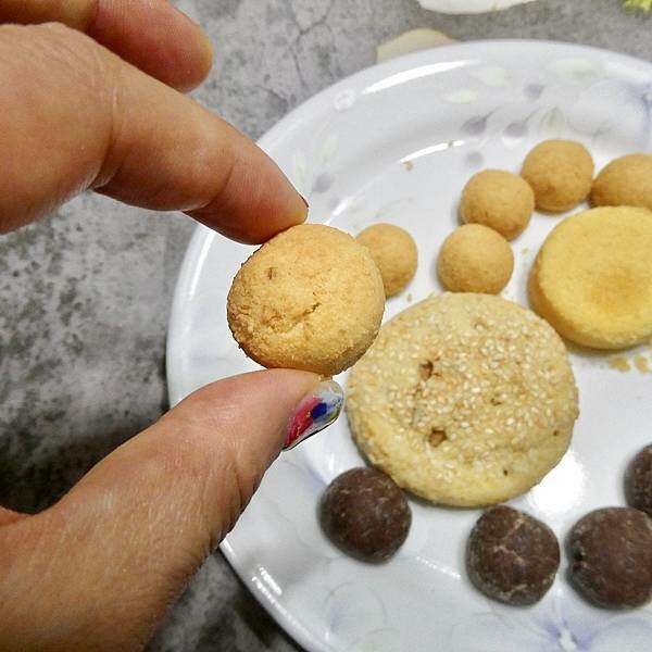 台中市名產伴手禮推薦/鴻鼎菓子年節禮盒送禮推薦『璀璨圓滿禮盒』-討喜酥白芝麻原味X1+討喜酥亞麻籽鹹蛋黃