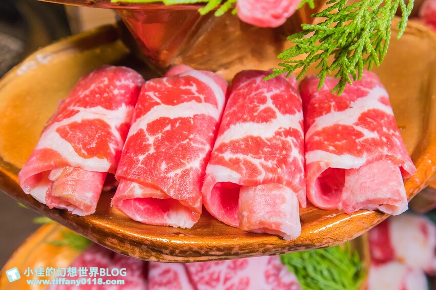 台北市大安區禾馬燒肉/跟手臂一樣長的壁咚蝦+超浮誇巨牛拼盤/不定期小遊戲開心來吃肉喝酒/台北燒肉推薦