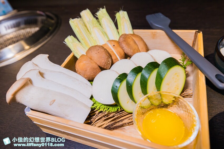 台北市大安區禾馬燒肉/跟手臂一樣長的壁咚蝦+超浮誇巨牛拼盤/不定期小遊戲開心來吃肉喝酒/台北燒肉推薦