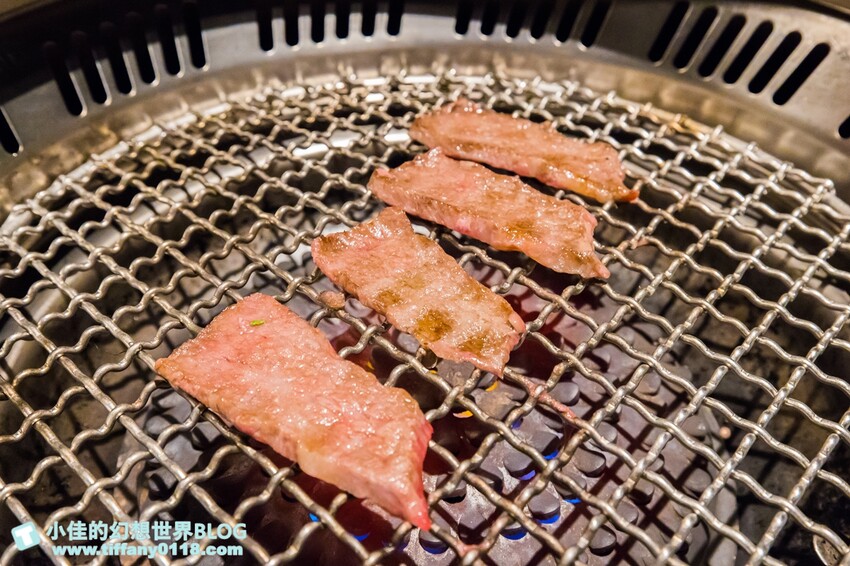 台北市大安區禾馬燒肉/跟手臂一樣長的壁咚蝦+超浮誇巨牛拼盤/不定期小遊戲開心來吃肉喝酒/台北燒肉推薦