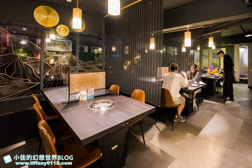 台北市大安區禾馬燒肉/跟手臂一樣長的壁咚蝦+超浮誇巨牛拼盤/不定期小遊戲開心來吃肉喝酒/台北燒肉推薦