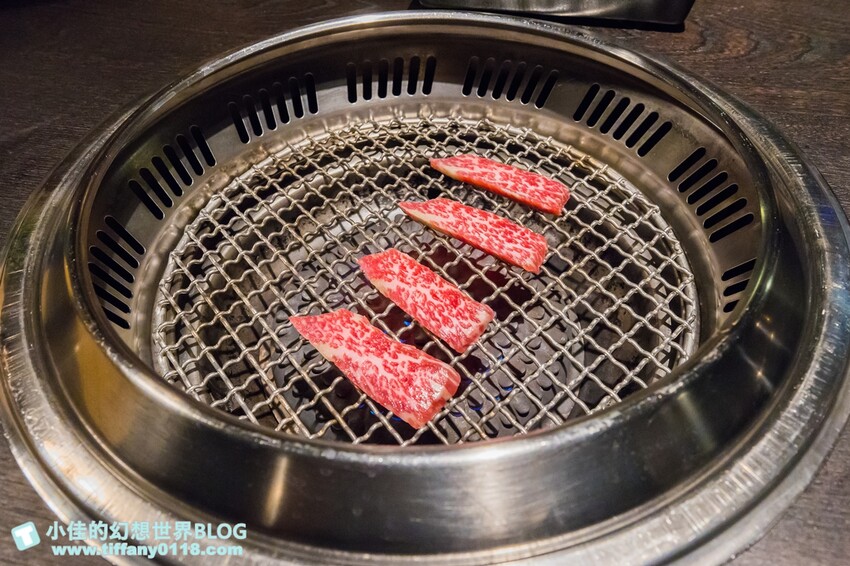 台北市大安區禾馬燒肉/跟手臂一樣長的壁咚蝦+超浮誇巨牛拼盤/不定期小遊戲開心來吃肉喝酒/台北燒肉推薦