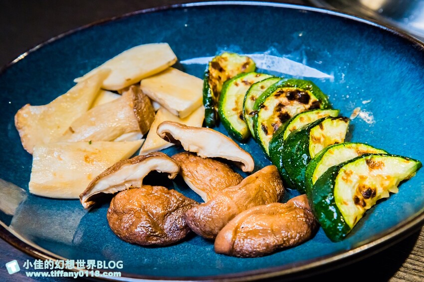 台北市大安區禾馬燒肉/跟手臂一樣長的壁咚蝦+超浮誇巨牛拼盤/不定期小遊戲開心來吃肉喝酒/台北燒肉推薦