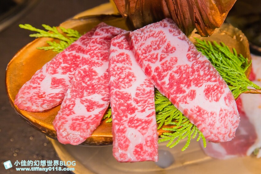 台北市大安區禾馬燒肉/跟手臂一樣長的壁咚蝦+超浮誇巨牛拼盤/不定期小遊戲開心來吃肉喝酒/台北燒肉推薦