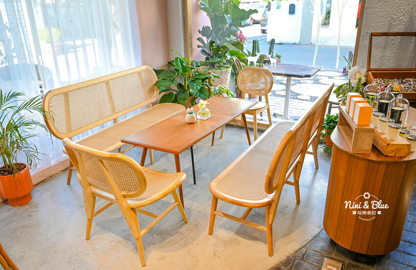 台中西區精誠路巷弄老宅咖啡館,下午茶喝咖啡吃甜點還點一盞你喜愛味道的高貴蠟燭