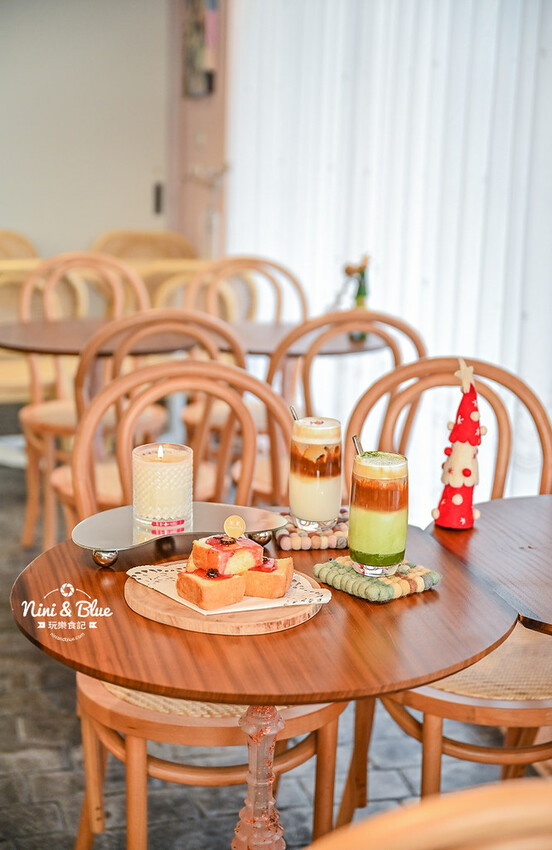 台中西區精誠路巷弄老宅咖啡館,下午茶喝咖啡吃甜點還點一盞你喜愛味道的高貴蠟燭