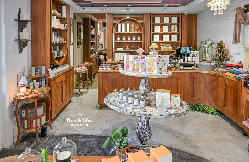 台中西區精誠路巷弄老宅咖啡館,下午茶喝咖啡吃甜點還點一盞你喜愛味道的高貴蠟燭