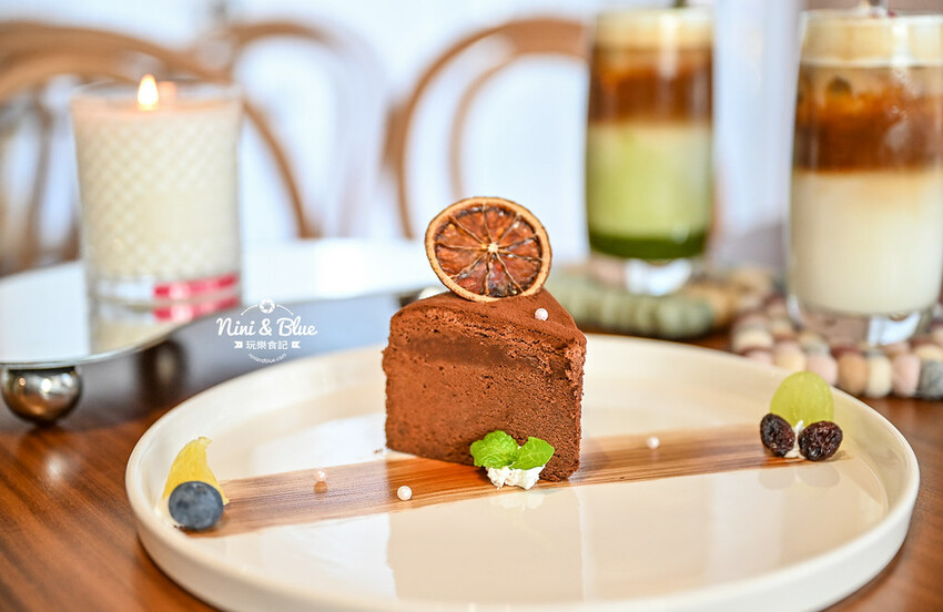 台中西區精誠路巷弄老宅咖啡館,下午茶喝咖啡吃甜點還點一盞你喜愛味道的高貴蠟燭