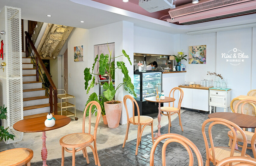 台中西區精誠路巷弄老宅咖啡館,下午茶喝咖啡吃甜點還點一盞你喜愛味道的高貴蠟燭