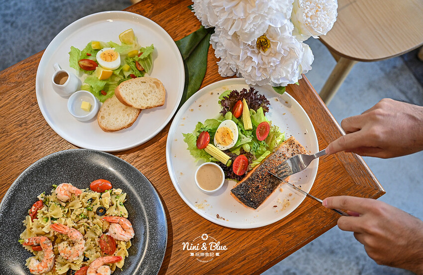 台中西區精誠路巷弄老宅咖啡館,下午茶喝咖啡吃甜點還點一盞你喜愛味道的高貴蠟燭