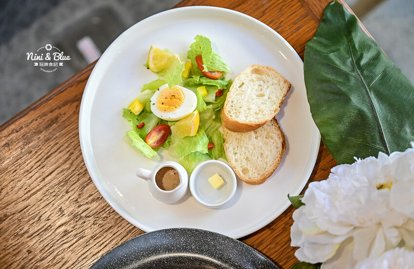 台中西區精誠路巷弄老宅咖啡館,下午茶喝咖啡吃甜點還點一盞你喜愛味道的高貴蠟燭