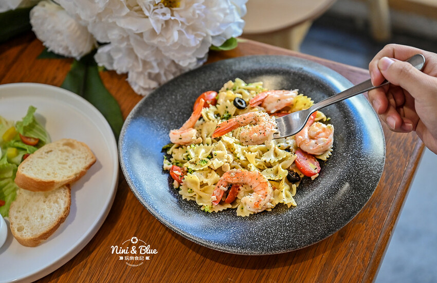 台中西區精誠路巷弄老宅咖啡館,下午茶喝咖啡吃甜點還點一盞你喜愛味道的高貴蠟燭