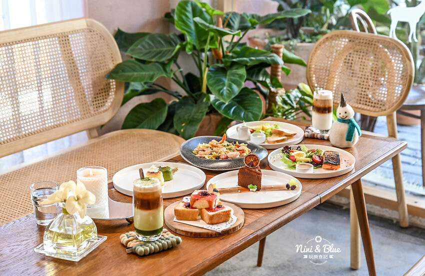 台中西區精誠路巷弄老宅咖啡館,下午茶喝咖啡吃甜點還點一盞你喜愛味道的高貴蠟燭