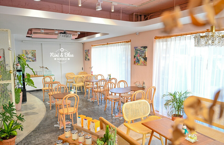 台中西區精誠路巷弄老宅咖啡館,下午茶喝咖啡吃甜點還點一盞你喜愛味道的高貴蠟燭