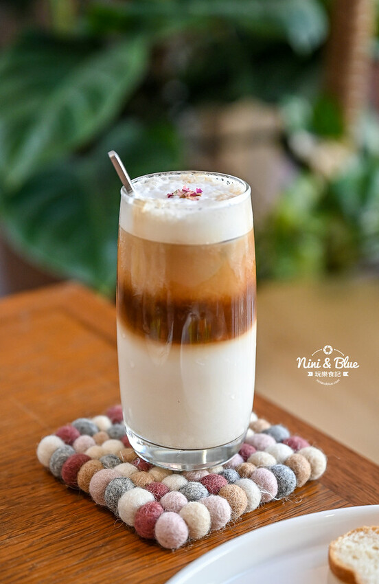 台中西區精誠路巷弄老宅咖啡館,下午茶喝咖啡吃甜點還點一盞你喜愛味道的高貴蠟燭