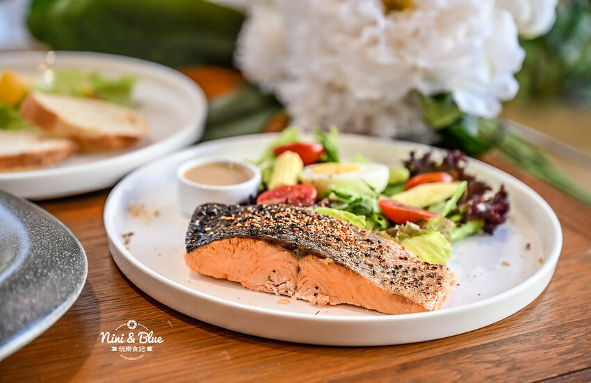 台中西區精誠路巷弄老宅咖啡館,下午茶喝咖啡吃甜點還點一盞你喜愛味道的高貴蠟燭