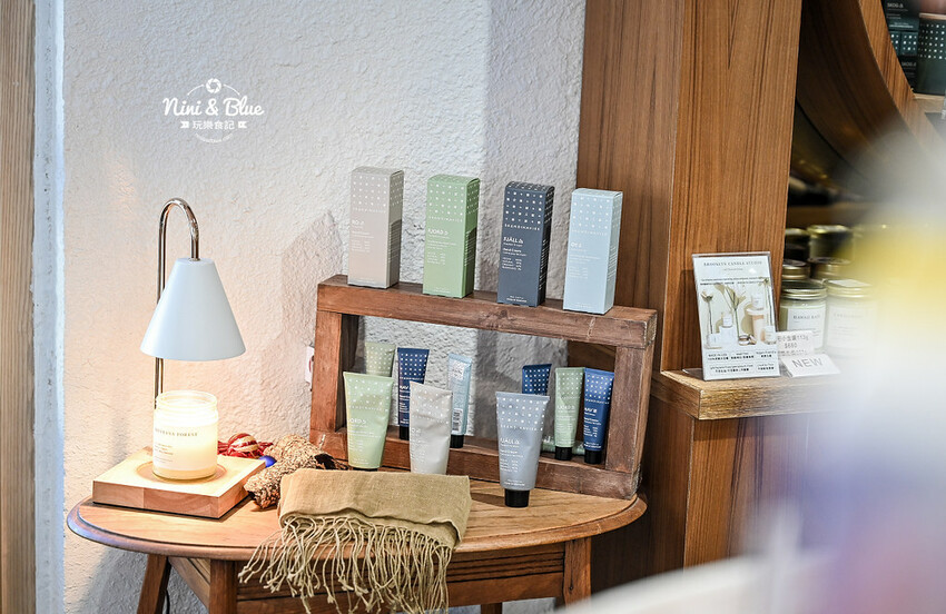 台中西區精誠路巷弄老宅咖啡館,下午茶喝咖啡吃甜點還點一盞你喜愛味道的高貴蠟燭