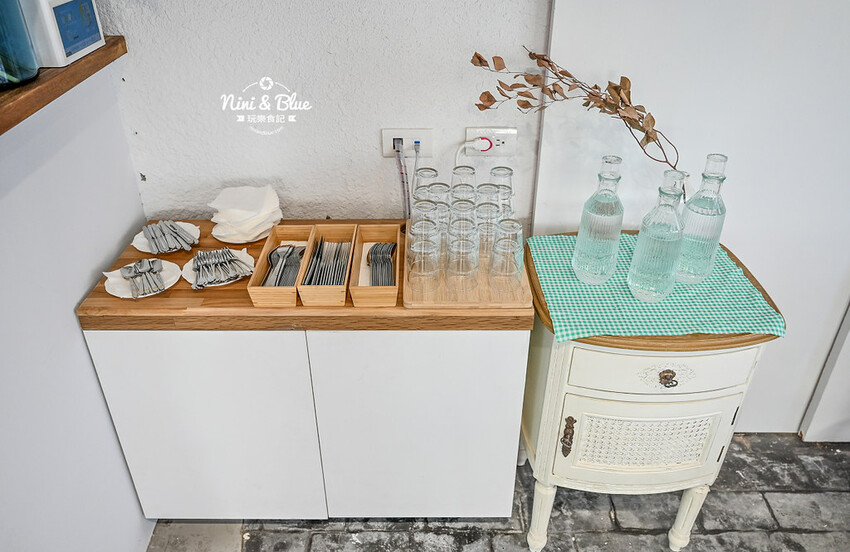 台中西區精誠路巷弄老宅咖啡館,下午茶喝咖啡吃甜點還點一盞你喜愛味道的高貴蠟燭