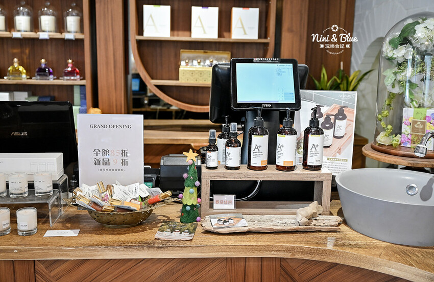 台中西區精誠路巷弄老宅咖啡館,下午茶喝咖啡吃甜點還點一盞你喜愛味道的高貴蠟燭